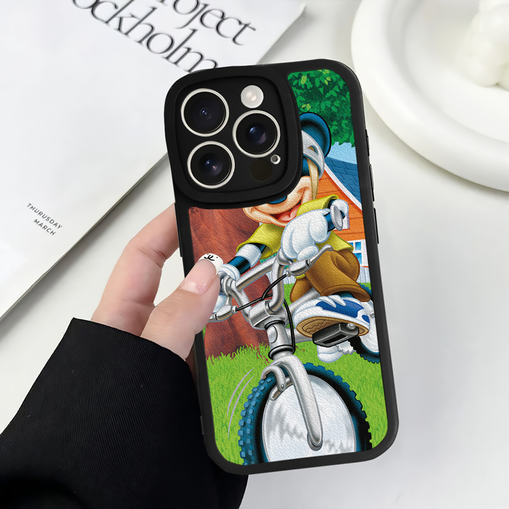 （画像用） ミッキーマウス Mickey Mouse 【iPhone 16シリーズ対応】シリコンスマホケース（レザー調） 材質：シリコン